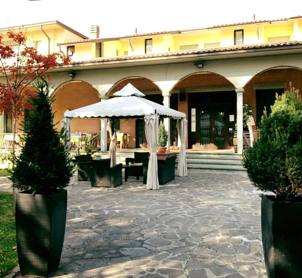 فينيولا Hotel Ristorante Gallo D'Oro المظهر الخارجي الصورة
